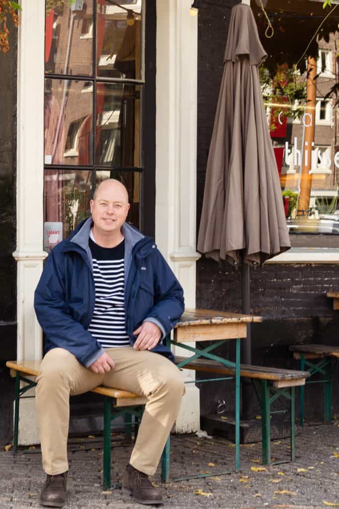 Gerrit bei einem Café am Noordermarkt.
