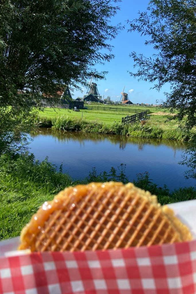 Ich habe eine wunderbar warme Stroopwafel bei den Zaanse Schans auf meiner Tour mit Go City genossen.