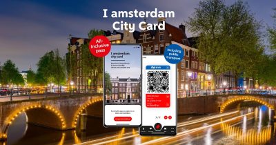 I Amsterdam Card Werbebild mit App auf dem Handy und Amsterdamer Grachten im Hintergrund. Lohnt sich die I Amsterdam Card?
