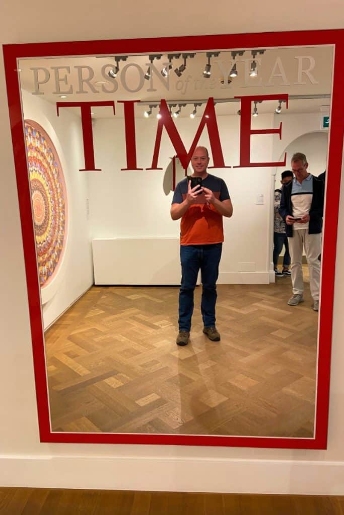 Moco Museum Amsterdam, Gerrit vor dem „Person of the Year" Spiegel.
