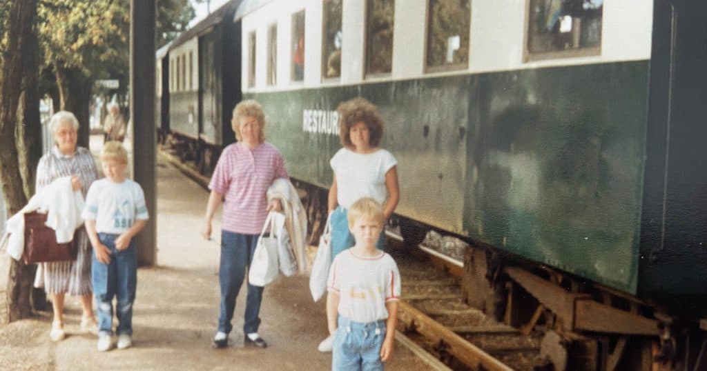 Über Amsterdam Tipps: Meine Oma hat mich zu dieser Website inspiriert. Von links nach rechts: meine Oma, ich, meine Tante, meine Mutter und mein Bruder.Retry