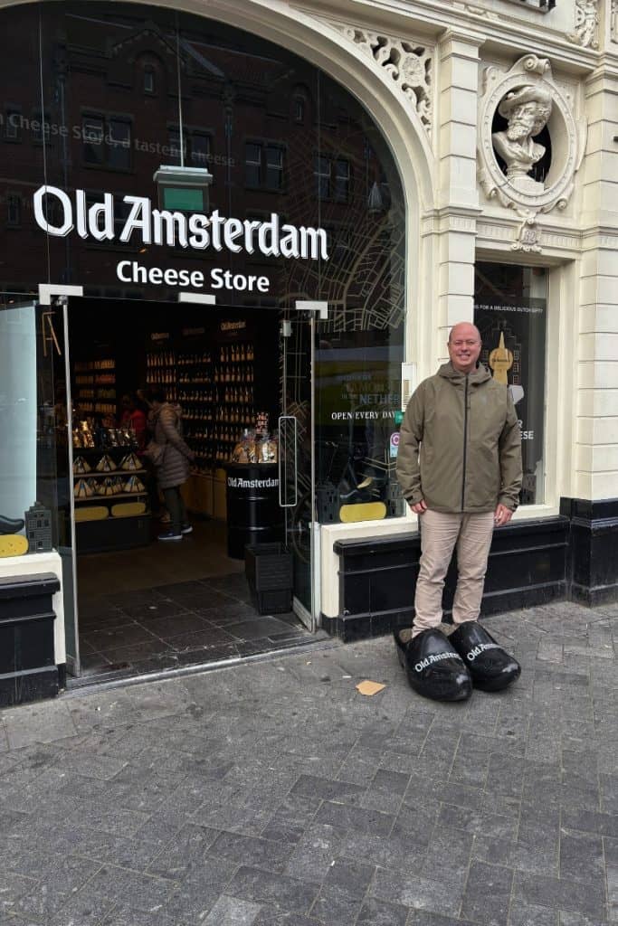 Käseverkostung im Old Amsterdam Cheese Store.