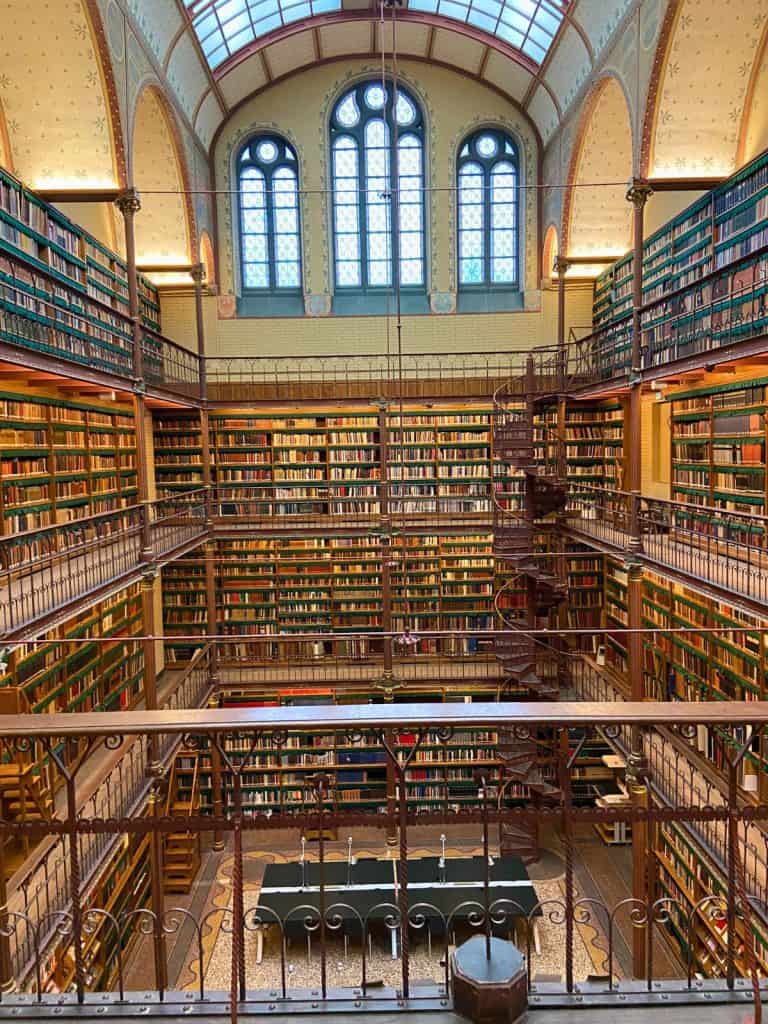 Leere Bibliothek im Rijksmuseum. Die wichtigste Sehenswürdigkeit Amsterdam.