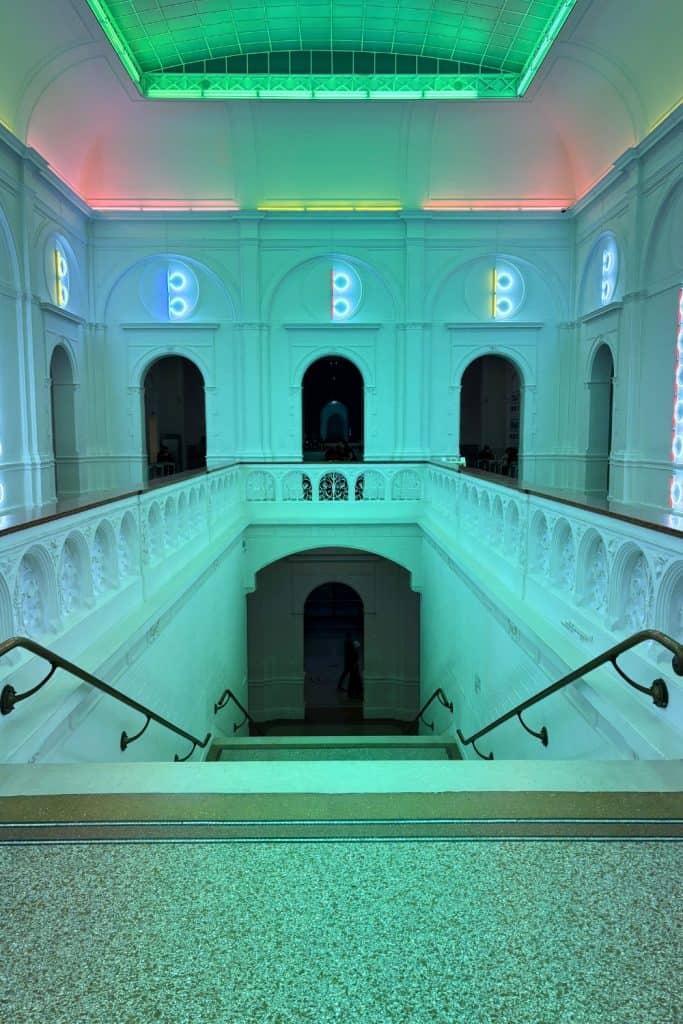 Eingangstreppe im coolen Neonlicht Stedelijk Museum Amsterdam.