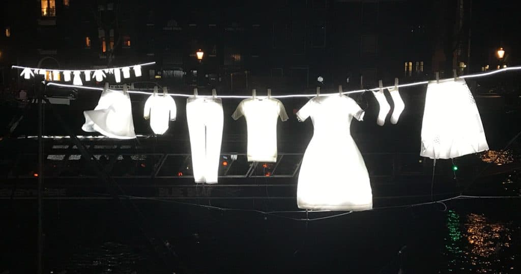 Eine Installation beim Amsterdam Light Festival. Eine der schönsten Grachtenfahrten in Amsterdam, wenn du zur richtigen Zeit in der Stadt bist.Retry